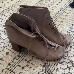 Old Navy Women's Brown Lace-Up Boots